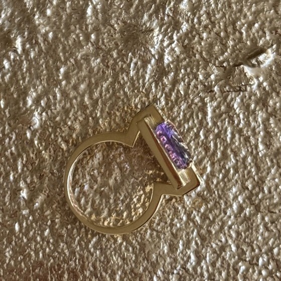 Joalie ring with a violet stone